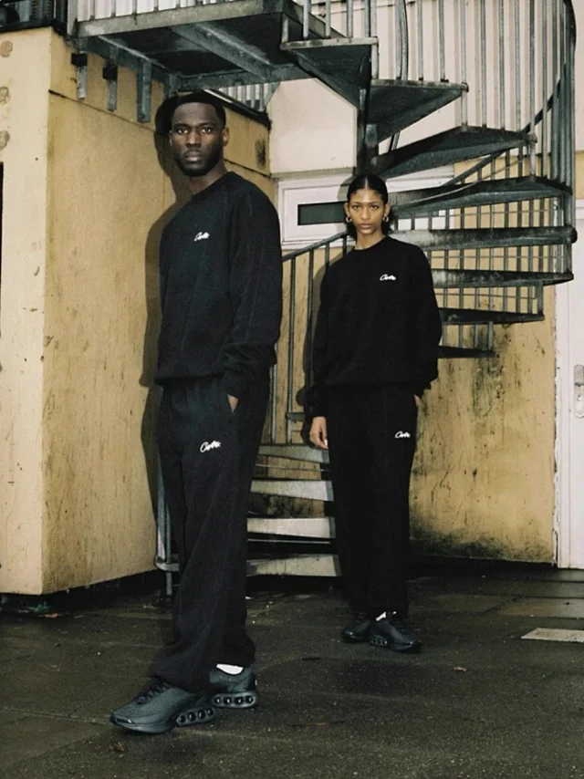 Corteiz Hoodies & Sweatshirts Zip-up hooded sweatshirt with embroidered chest emblem product detail image 3