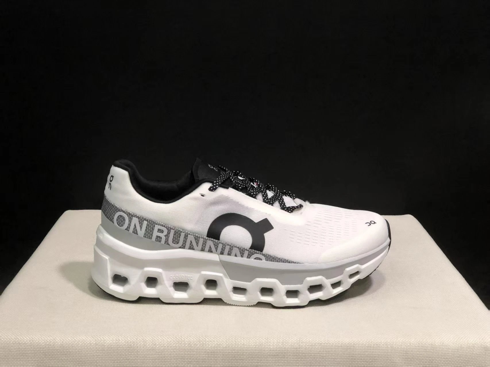 On Sneakers Cloudmonster 2 Running — 12