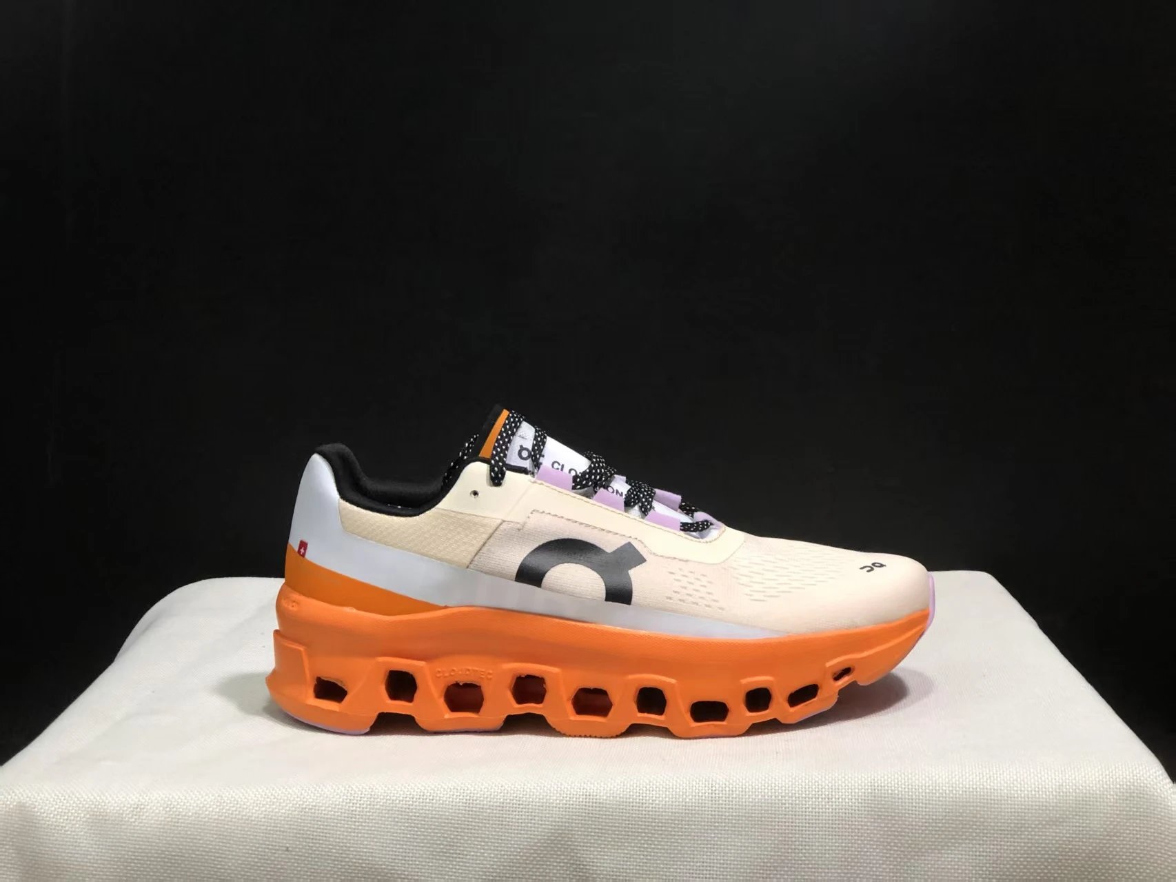 On Sneakers Cloudmonster 2 Running — 18