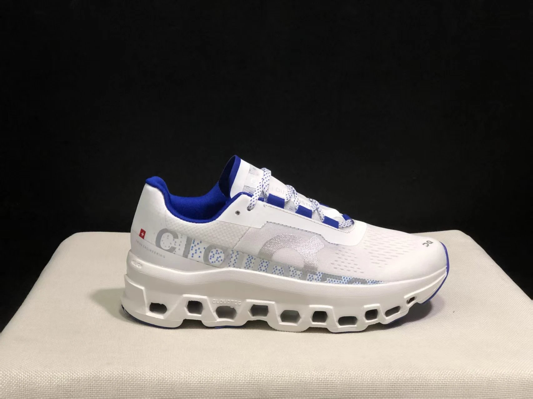 On Sneakers Cloudmonster 2 Running — 33