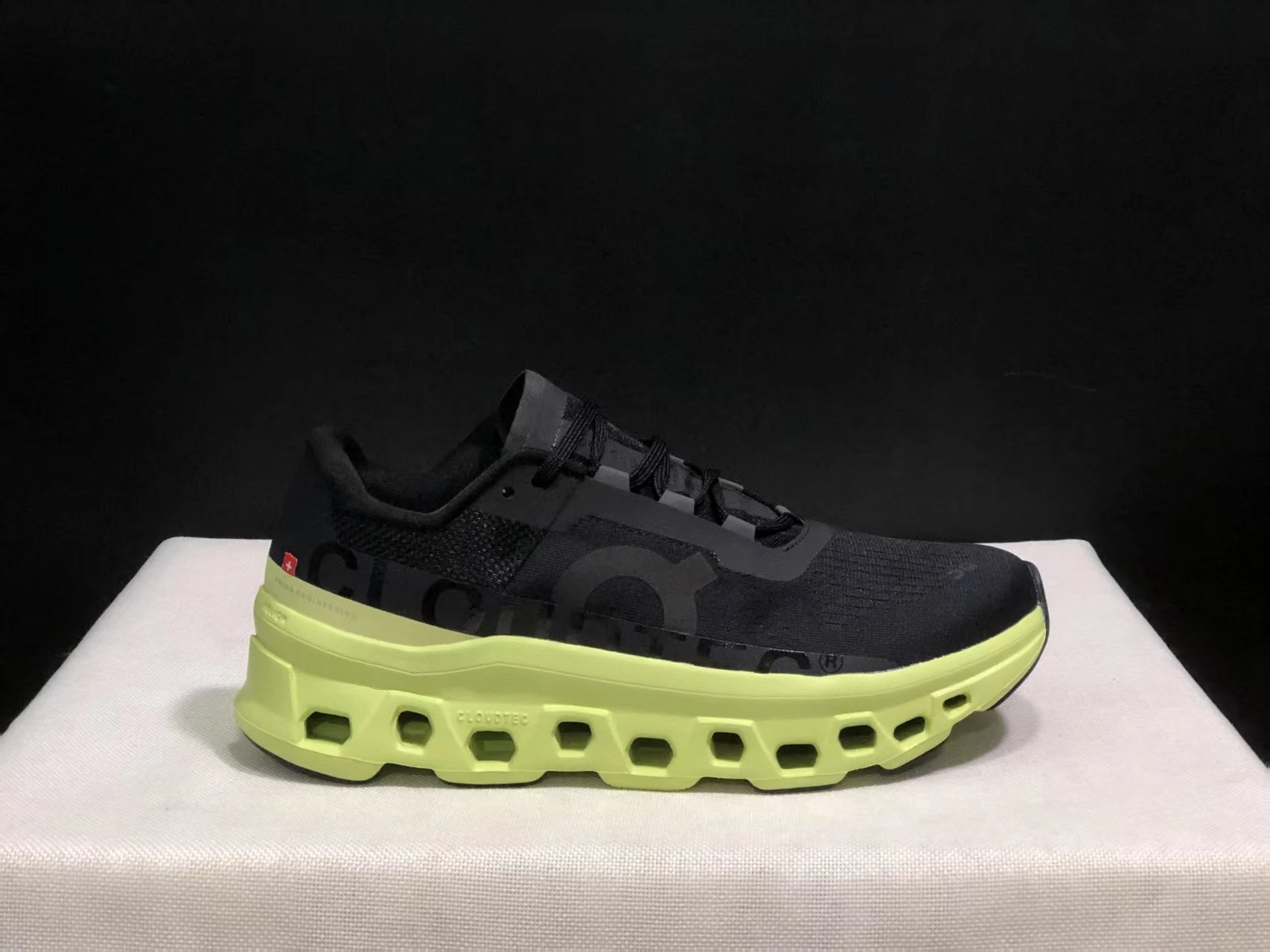 On Sneakers Cloudmonster 2 Running — 35