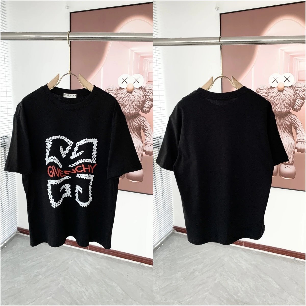 Givenchy T-Shirts Graphic Print — 850 black