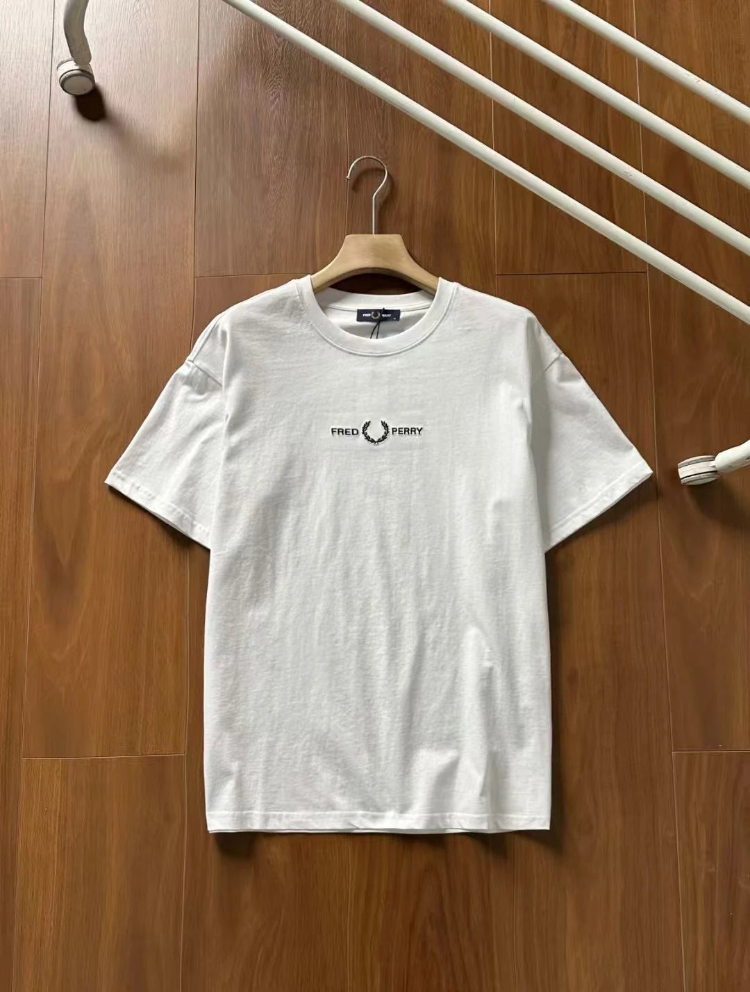 Fred Perry T-Shirts Laurel Wreath Logo Crew Neck T-Shirt — white