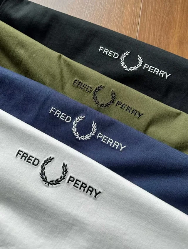 Fred Perry T-Shirts Embroidered Laurel Wreath Logo Crew-Neck T-Shirt product detail image 3