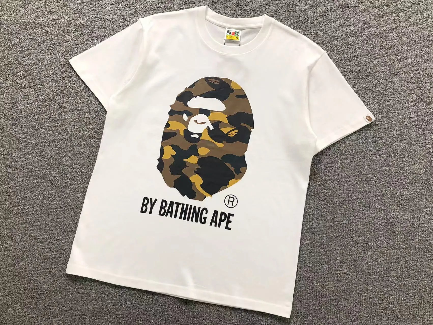 A Bathing Ape T-Shirts Short-Sleeve Graphic Print — 748 white