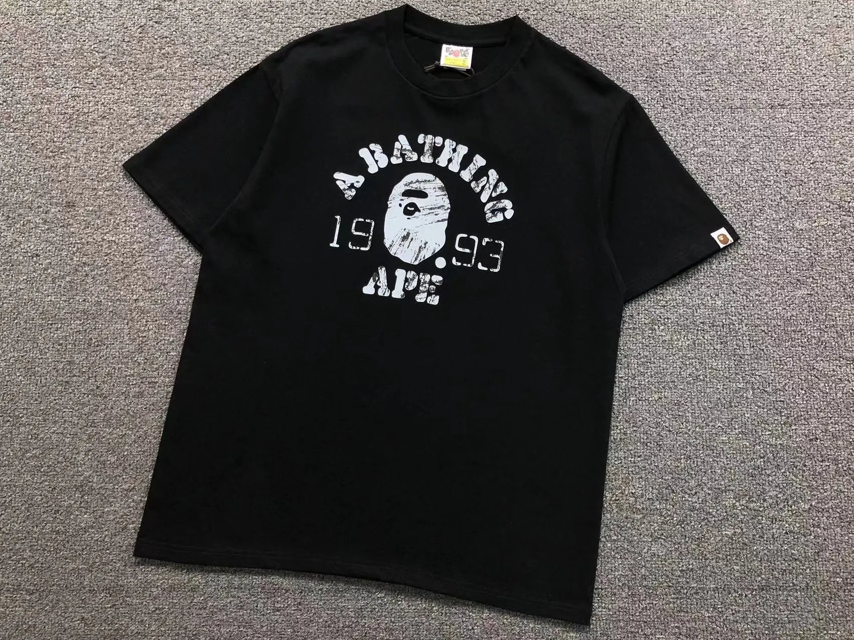 A Bathing Ape T-Shirts Graphic Print — 760 black