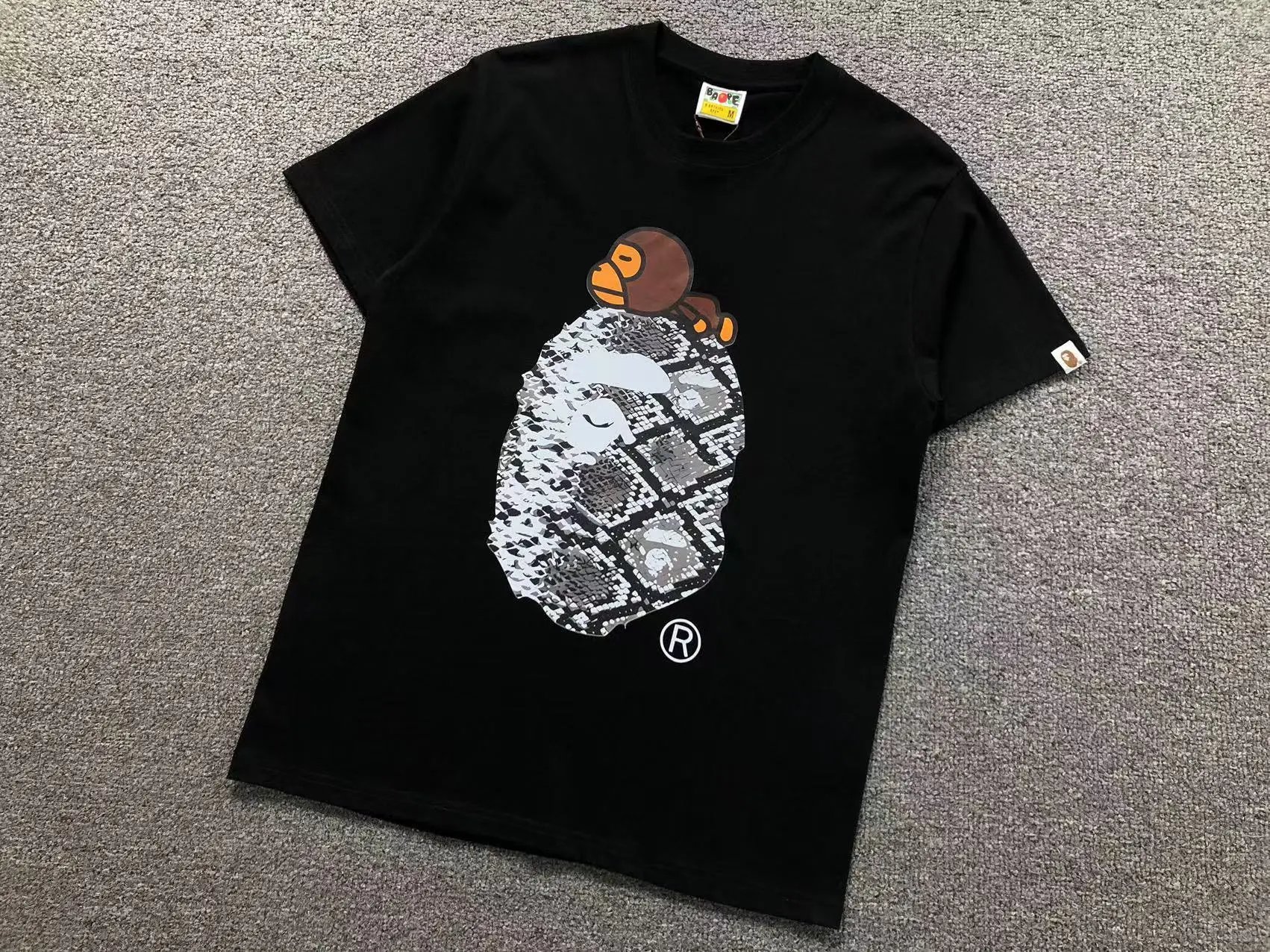 A Bathing Ape T-Shirts Short-Sleeve Graphic Print — 747 black