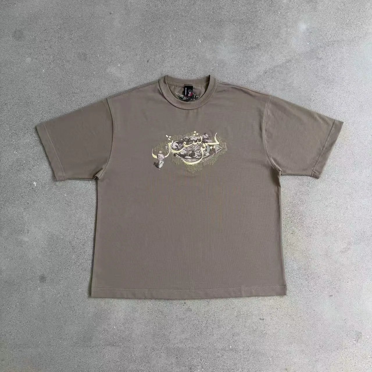 Derschutze T-Shirts Embroidered Graphic Short-Sleeve T-Shirt — Arabic / Brown [Short Sleeve]