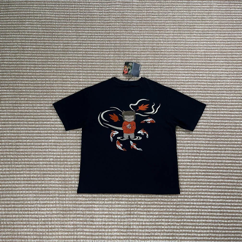 Derschutze T-Shirts Embroidered Graphic Short-Sleeve T-Shirt — Koi / Black [Short Sleeve]