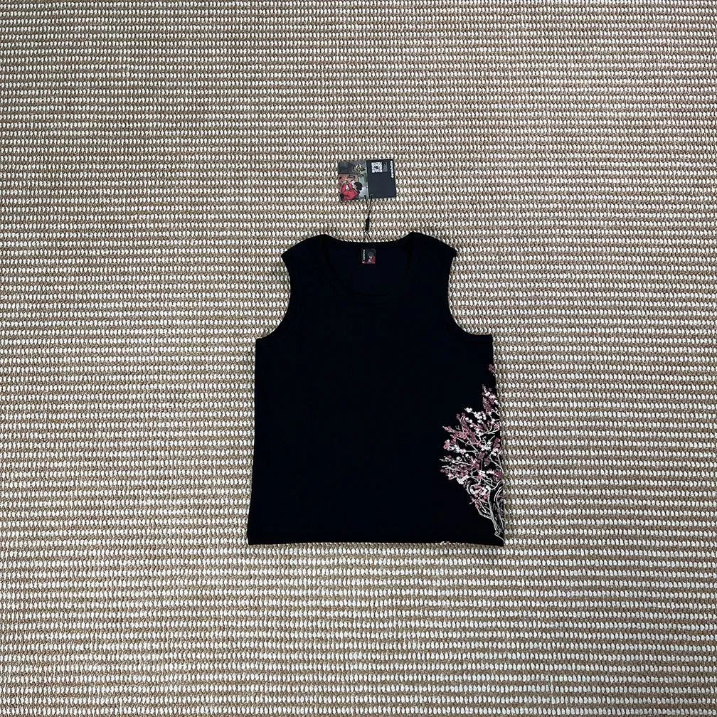 Derschutze T-Shirts Embroidered Graphic Short-Sleeve T-Shirt — Cherry Blossom Embroidery / Black [Vest]