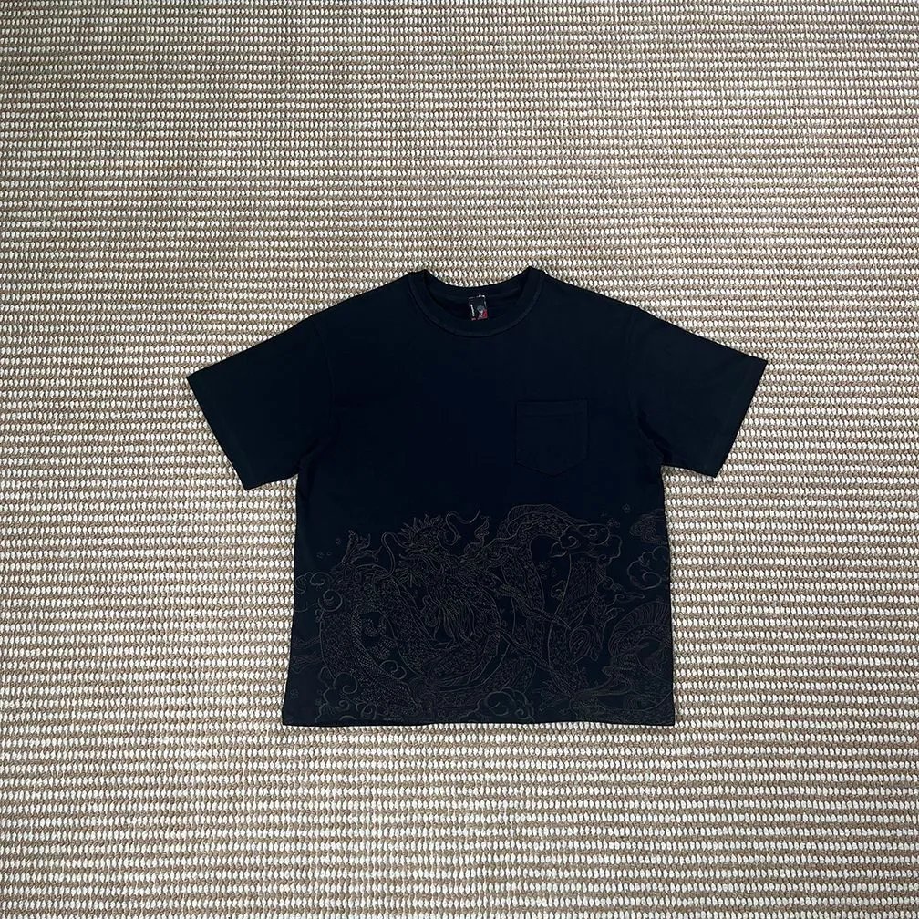 Derschutze T-Shirts Embroidered Graphic Short-Sleeve T-Shirt — Full Dragon / Black [Short Sleeve]