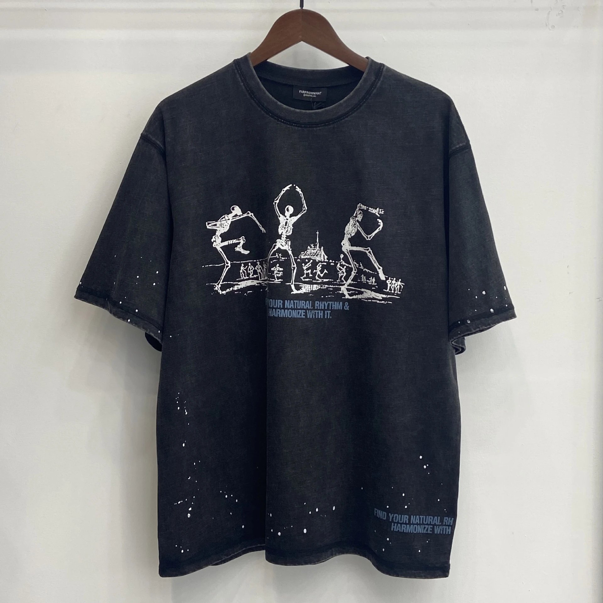 FARFROMWHAT T-Shirts Oversized graphic print — Black F 28