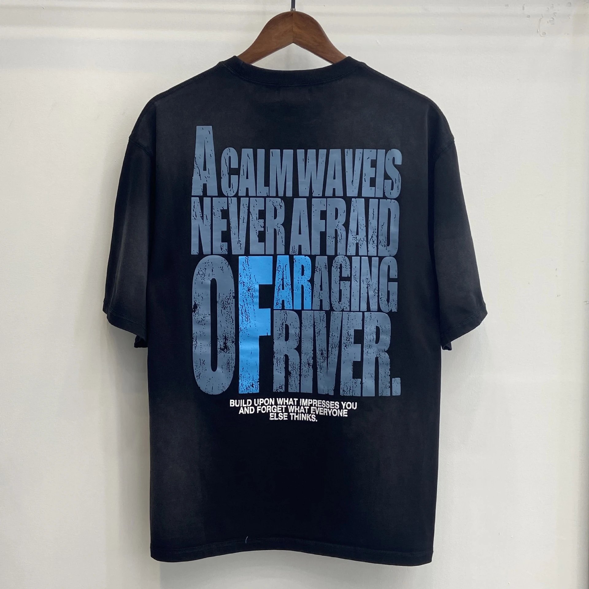 FARFROMWHAT T-Shirts Oversized graphic print — Black F 33