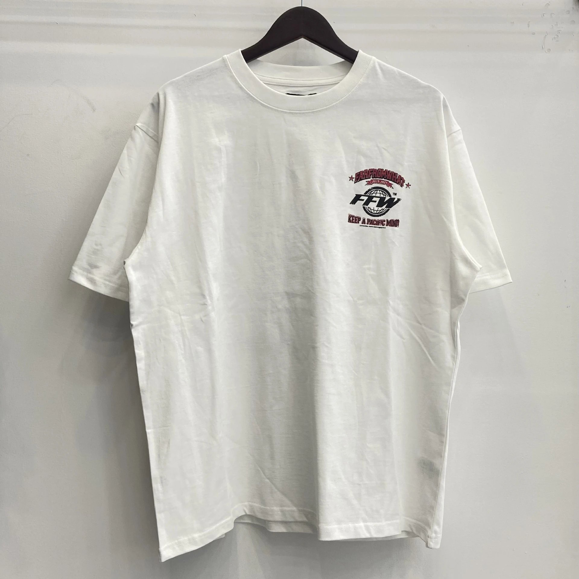 FARFROMWHAT T-Shirts Oversized graphic print — White F36