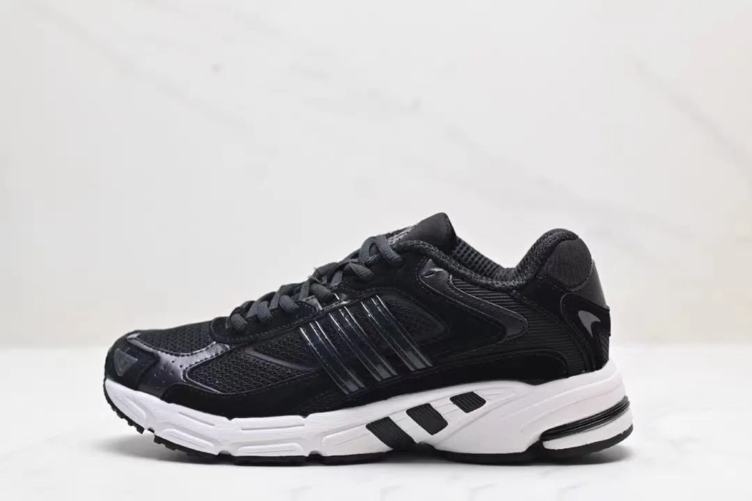 adidas Sneakers Response CL — Black and white