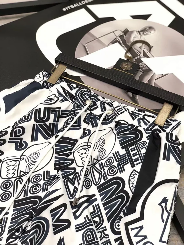 Moncler Shorts Drawstring logo-print product detail image 4