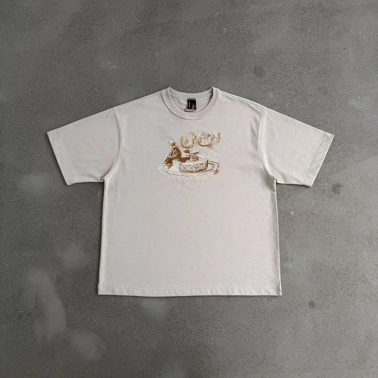 Derschutze T-Shirts Embroidered Graphic Short-Sleeve T-Shirt — Latin / Graphic Color [Short Sleeve]