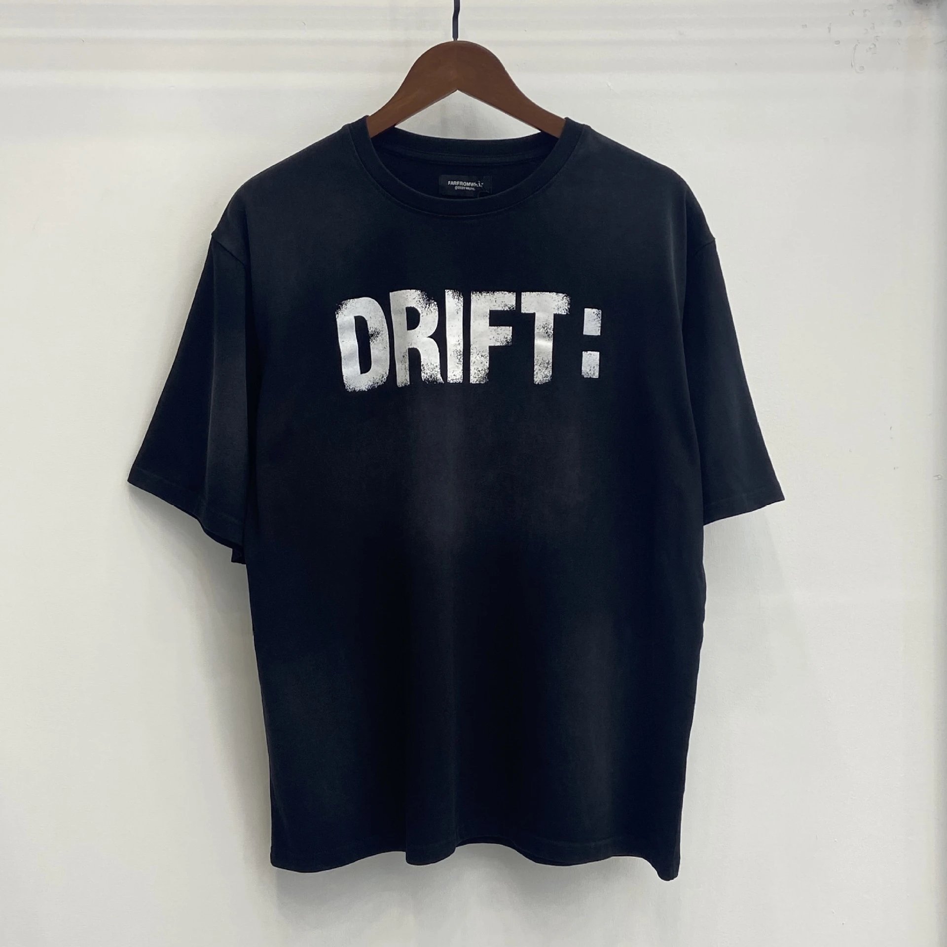 FARFROMWHAT T-Shirts Oversized graphic print — Black F 22