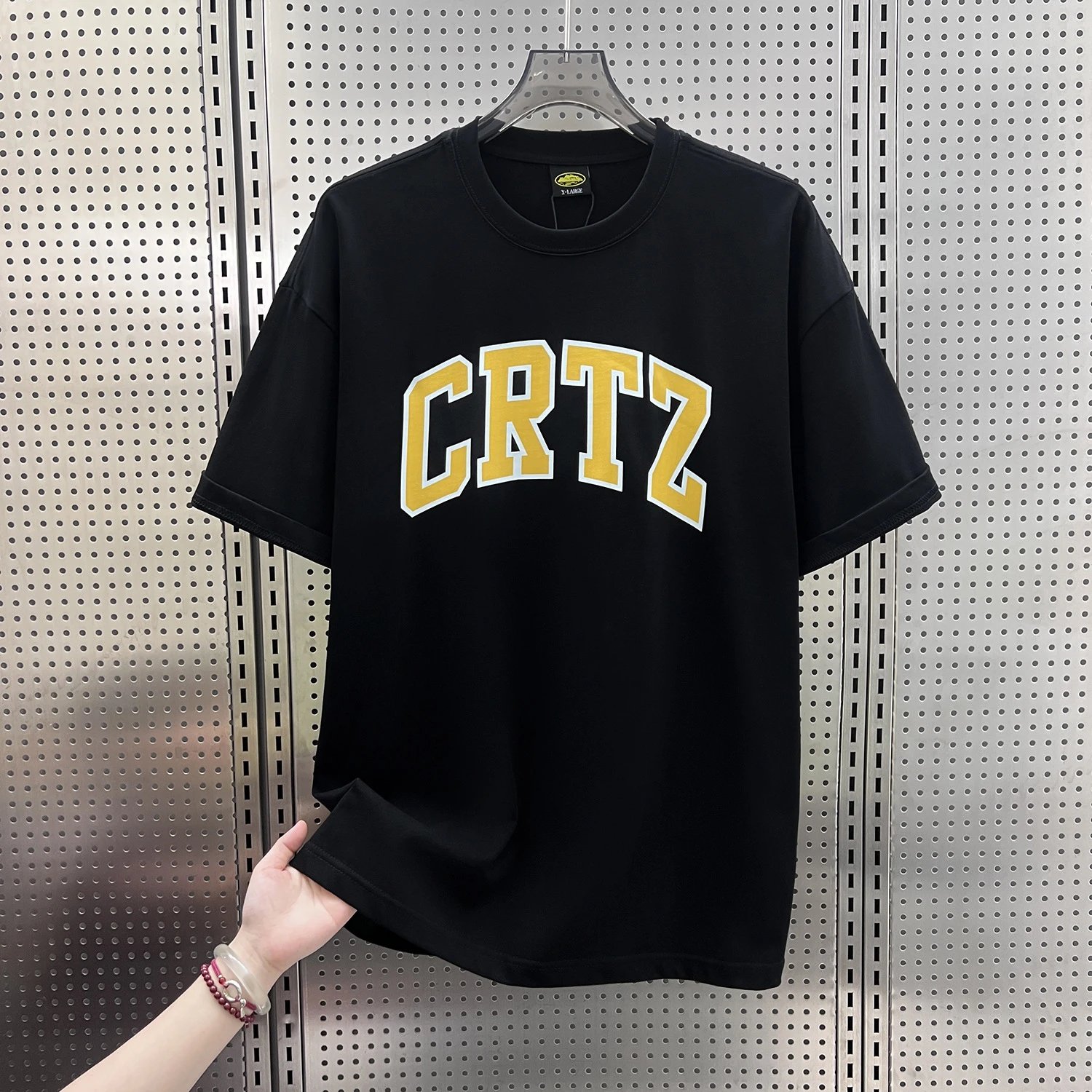 Corteiz T-Shirts Short-Sleeve Script Logo T-Shirt — 5935 Black mark yellow