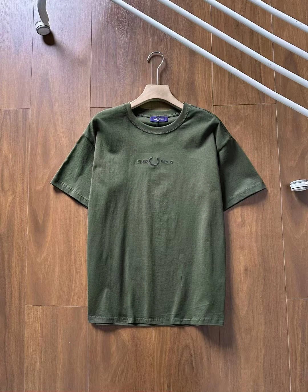 Fred Perry T-Shirts Laurel Wreath Logo Crew Neck T-Shirt — army green