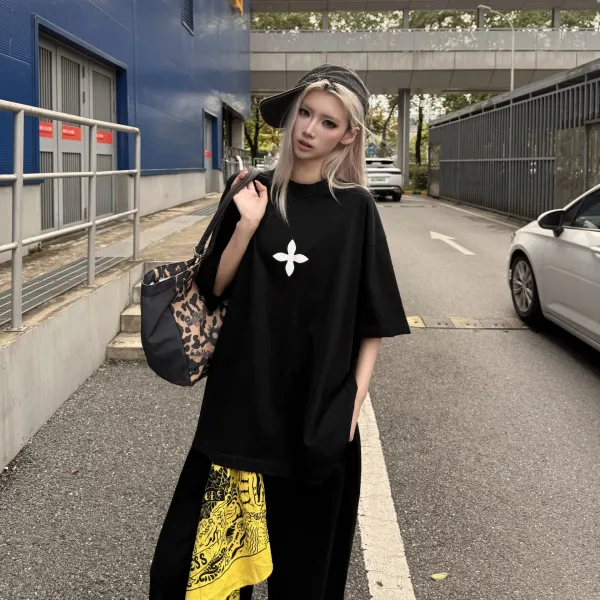 GCDS Oversized T-Shirt with Floral Logo Black T-Shirt - 1