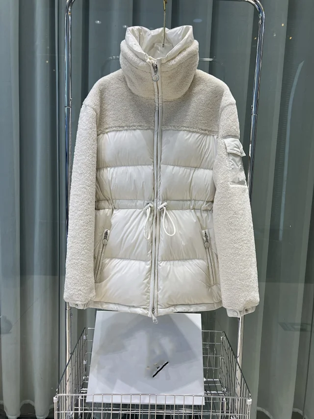 Mengjia Women's Escaut Fur Down Jacket Detail