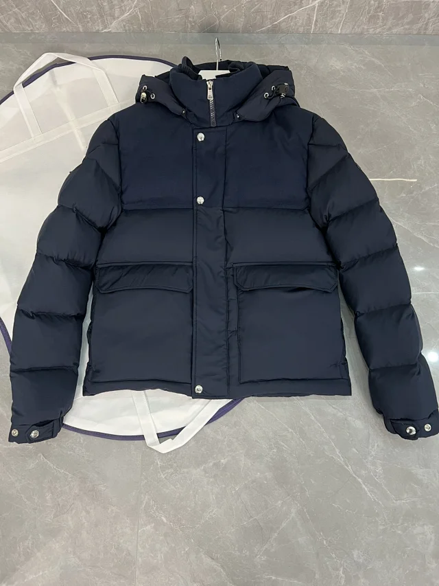 Meng Jia Unisex Detachable Hood Puffer Detail