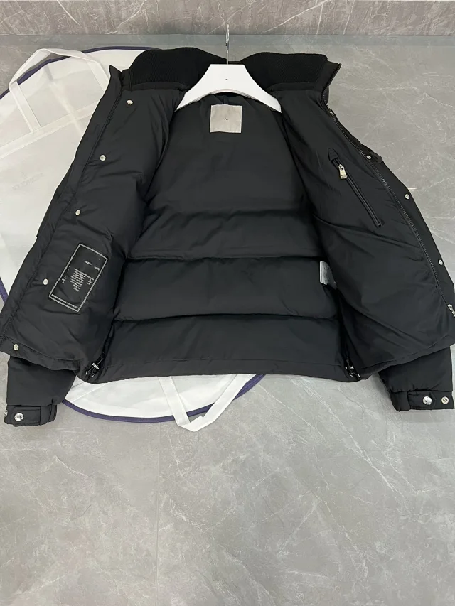 Meng Jia Unisex Detachable Hood Puffer Detail