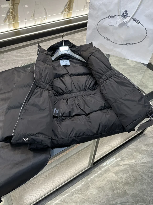 PUJIA Women's Logo Lapel Down Jacket Detail