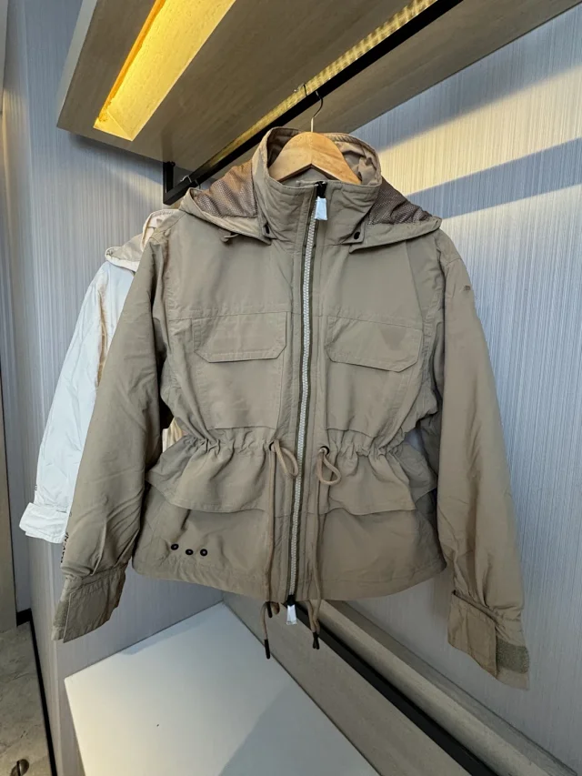 Mengjia Women's Nimba Hooded Down Jacket Detail