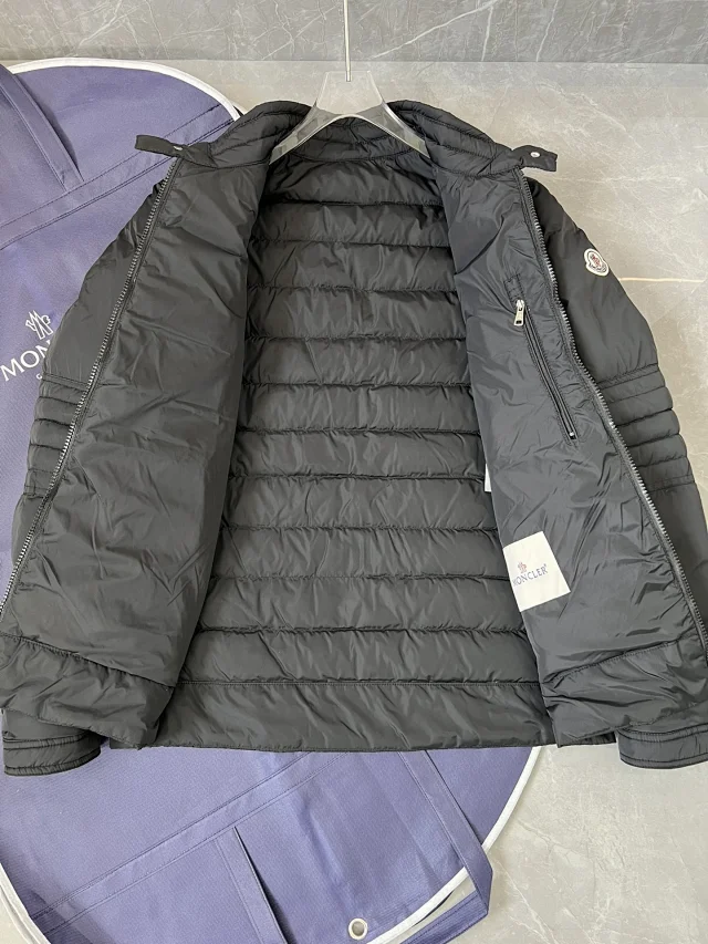 Mengjia Men's Striped Slim Down Jacket Detail