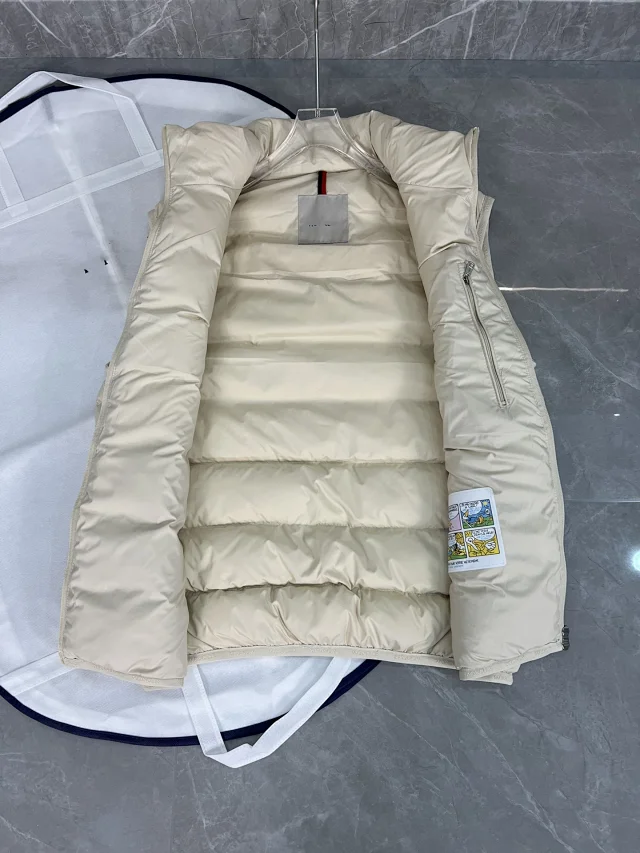 Mengjia 25SS Contrin Sleeveless Down Vest Detail