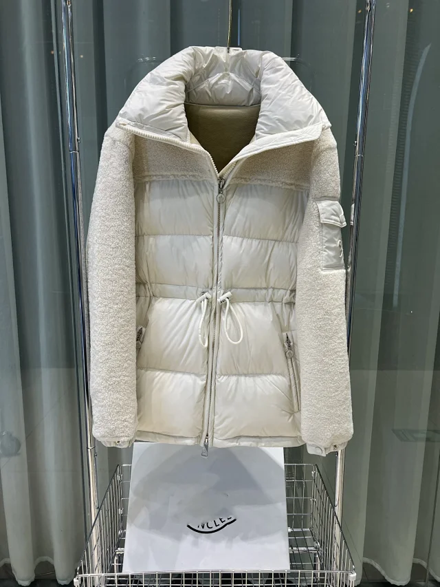 Mengjia Women's Escaut Fur Down Jacket Detail
