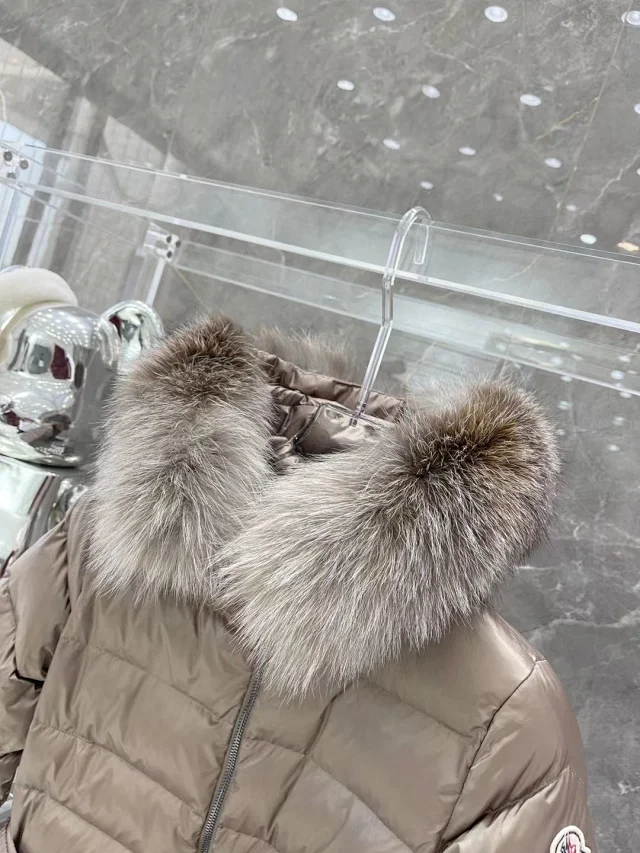 Fur-Trimmed MO Women's Long Down Jacket Detail