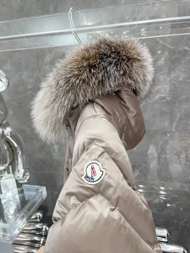 Fur-Trimmed MO Women's Long Down Jacket Detail