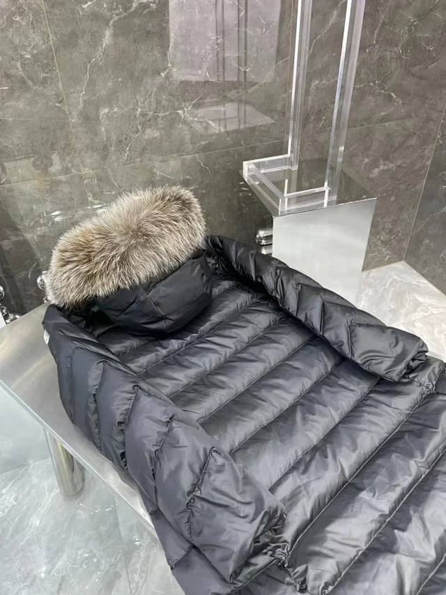Fur-Trimmed MO Women's Long Down Jacket Detail