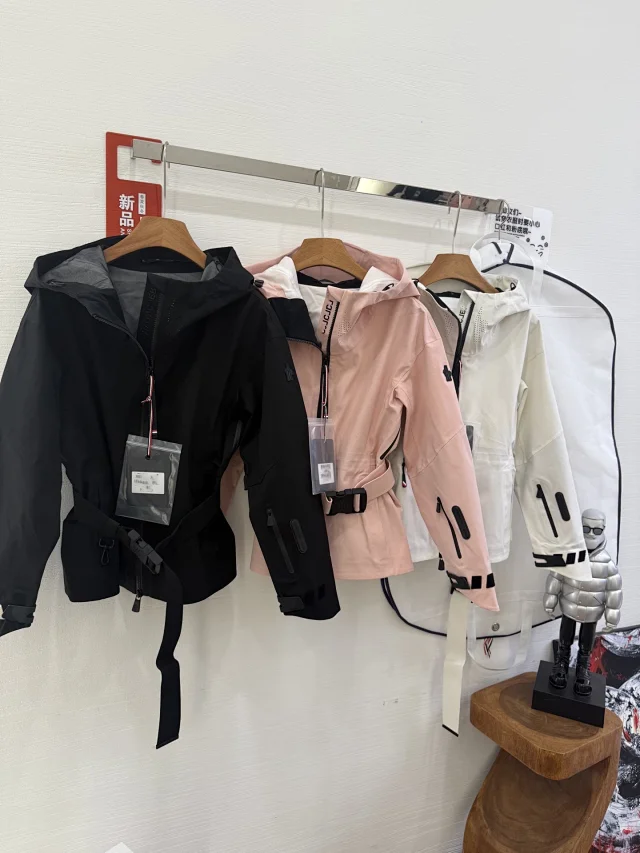 Mengjia Women's Hooded Windproof Waterproof Jacket Detail