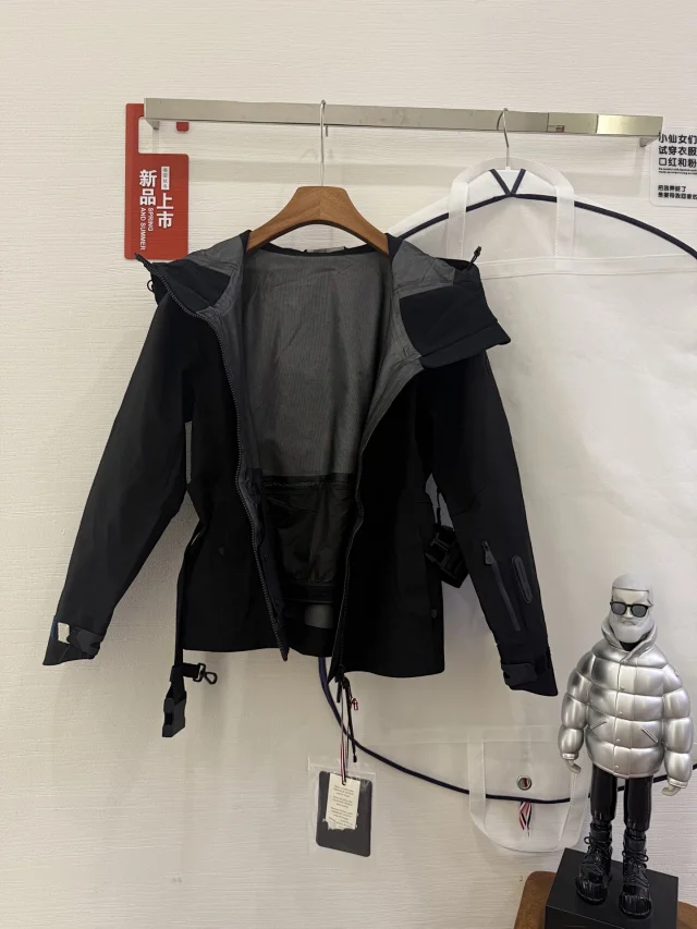 Mengjia Women's Hooded Windproof Waterproof Jacket Detail