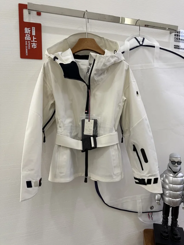 Mengjia Women's Hooded Windproof Waterproof Jacket Detail