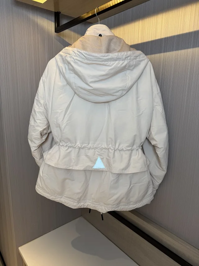 Mengjia Women's Nimba Hooded Down Jacket Detail
