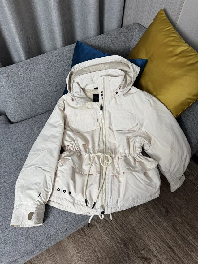 Mengjia Women's Nimba Hooded Down Jacket Detail