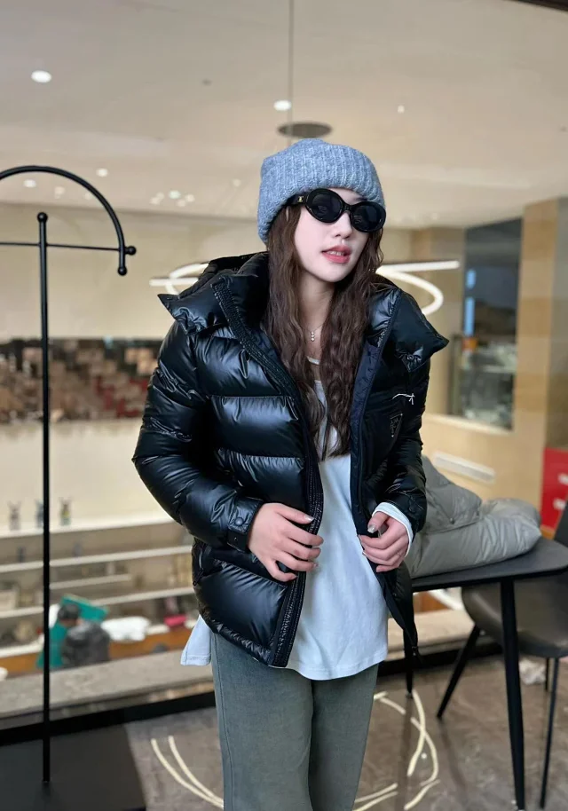 PRA2025 Unisex Minimalist Hooded Down Jacket Detail