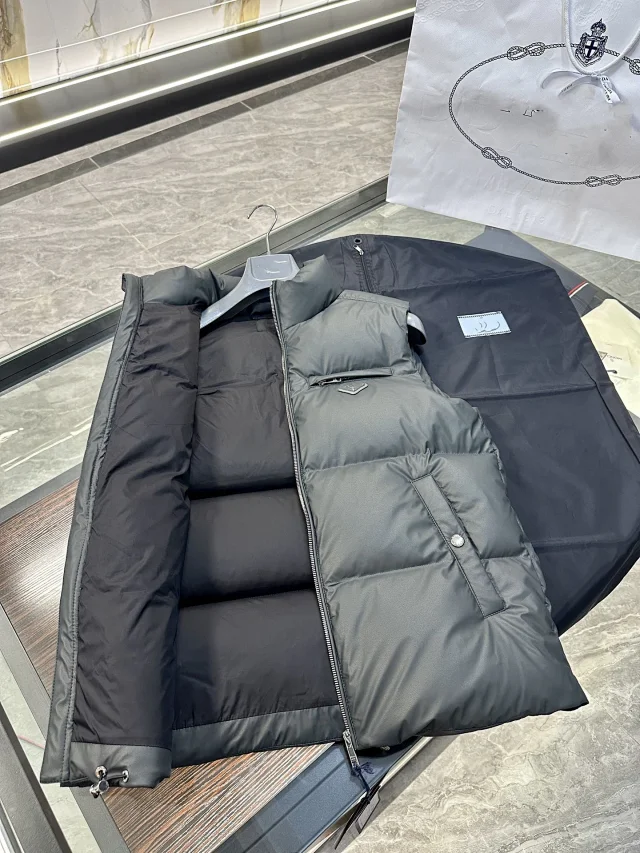 P Men's Triangle Logo Mandarin Vest Detail
