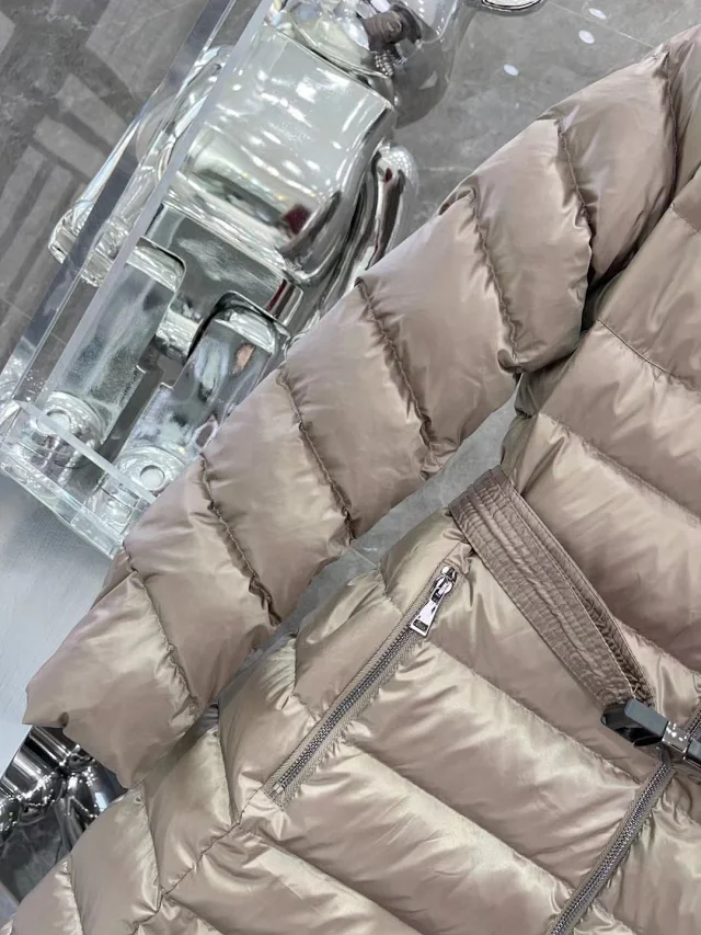 Fur-Trimmed MO Women's Long Down Jacket Detail