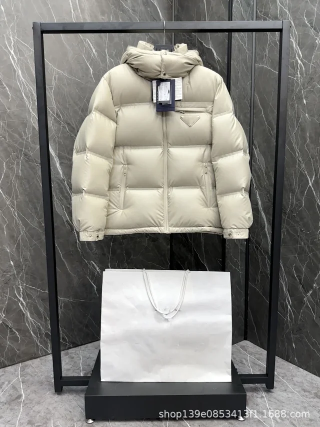Pujia Down Jacket with Detachable Hood Detail