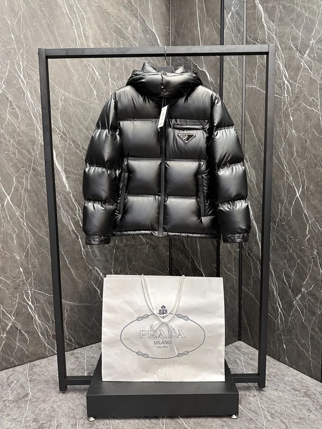 Pujia Down Jacket with Detachable Hood Detail