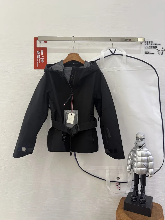 Mengjia Women's Hooded Windproof Waterproof Jacket Detail