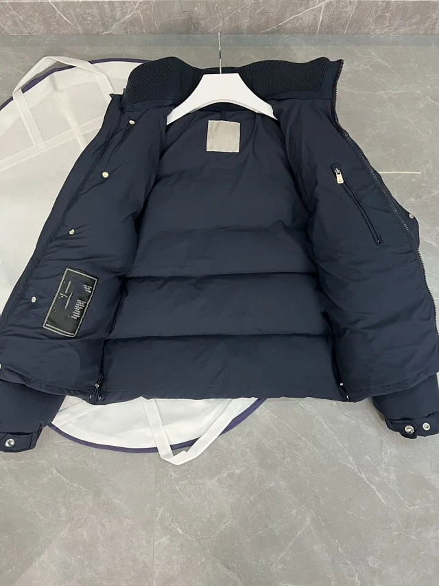 Meng Jia Unisex Detachable Hood Puffer Detail