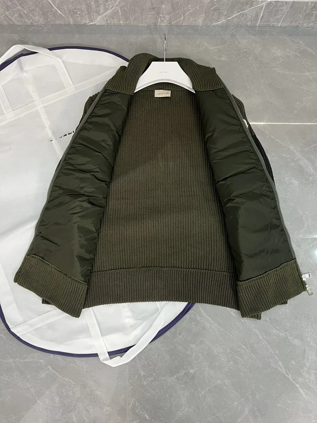 Mengjia Men's Stand Collar Down Jacket Detail