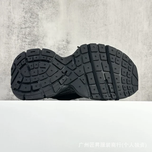 B 10th Gen 3XL Trendy Runners Detail